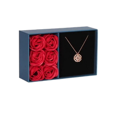 Colar Trevo de Coração + Caixa com 6 Rosas